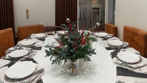 Festive Feasts: Christmas Dining Table Ideas with Floral Finesse